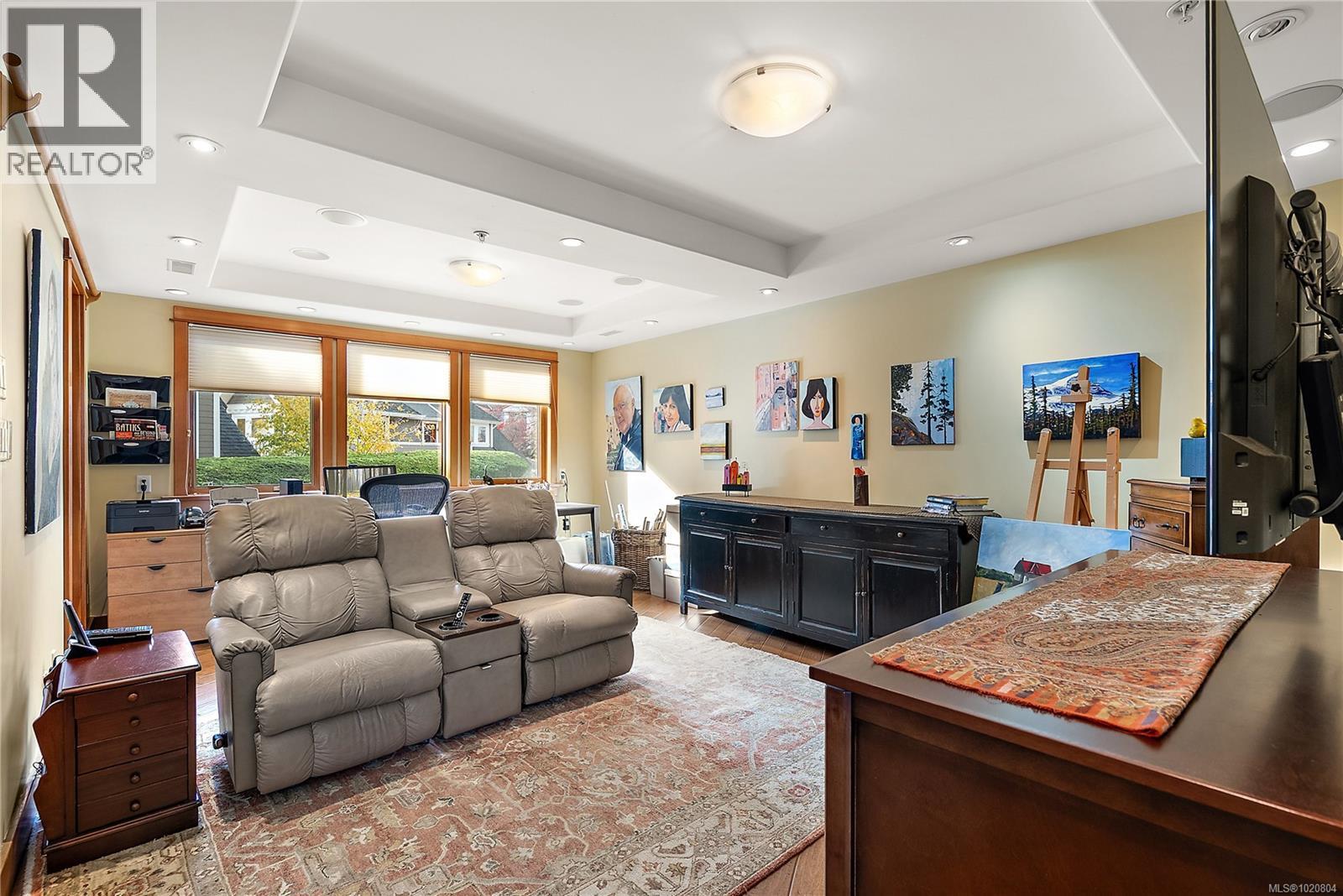 101 9949 Third Street, Sidney