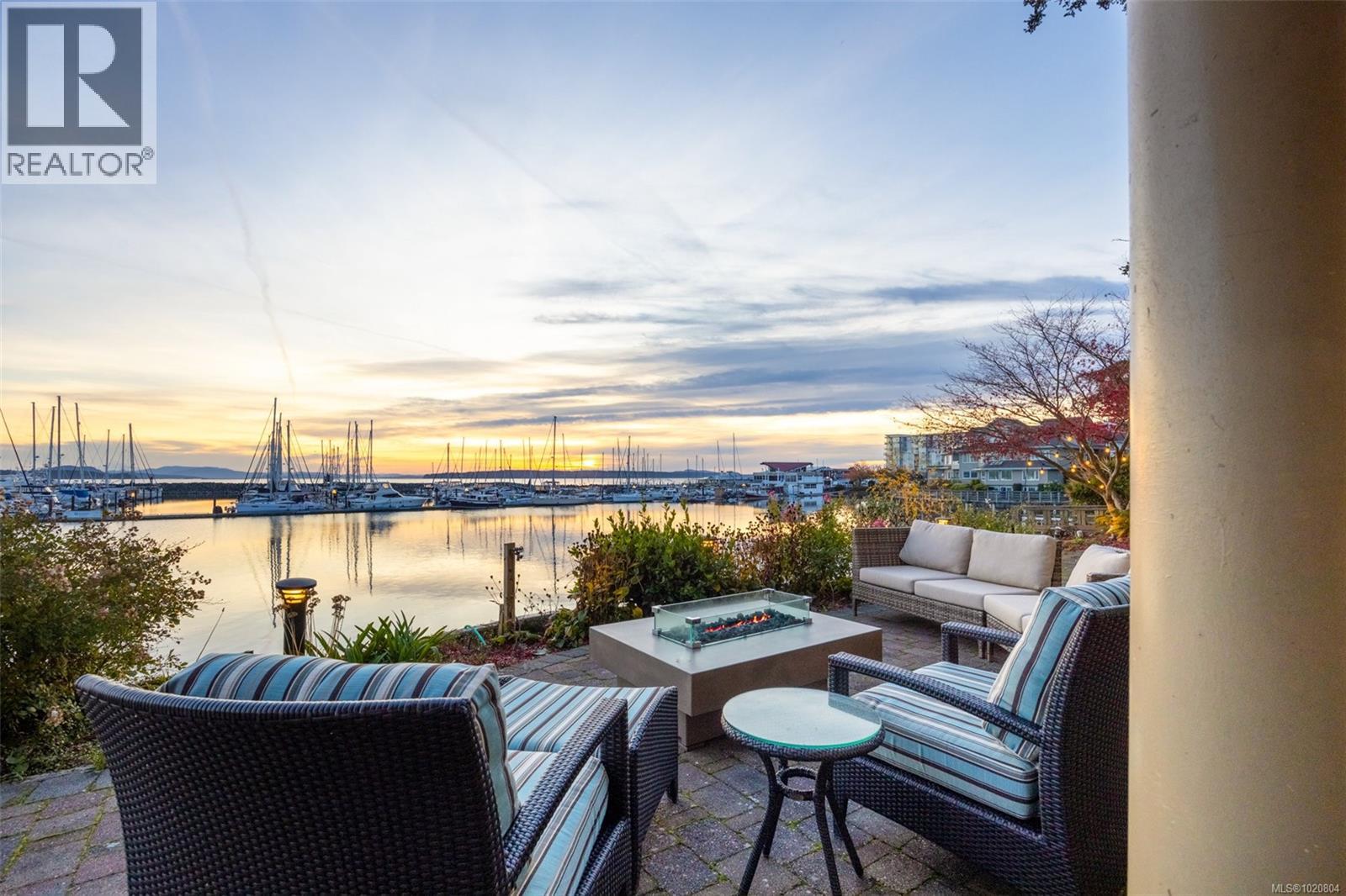 101 9949 Third Street, Sidney