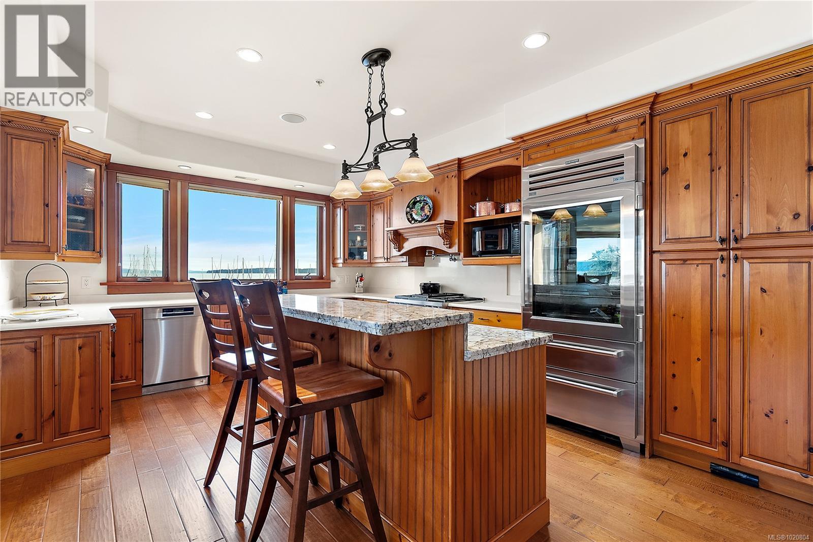 101 9949 Third Street, Sidney