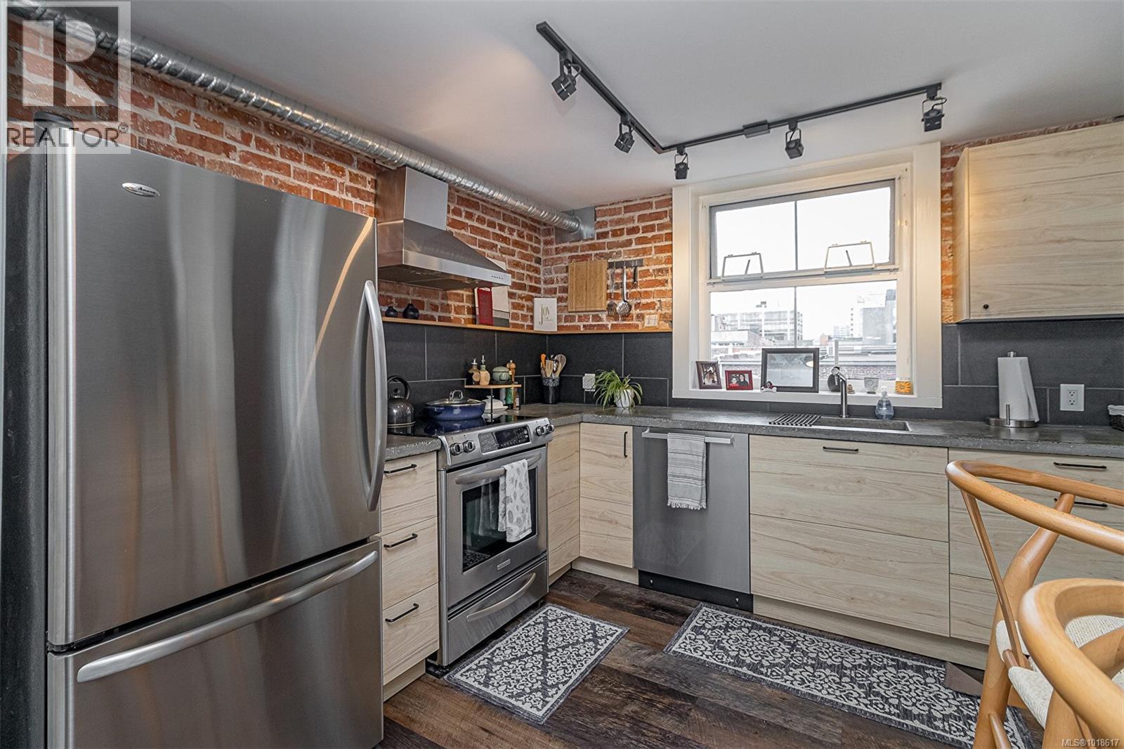 302 1407 Government Street, Victoria