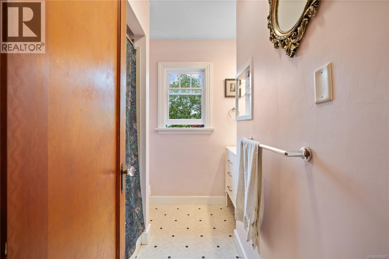  2868 Glenwood Avenue, Saanich