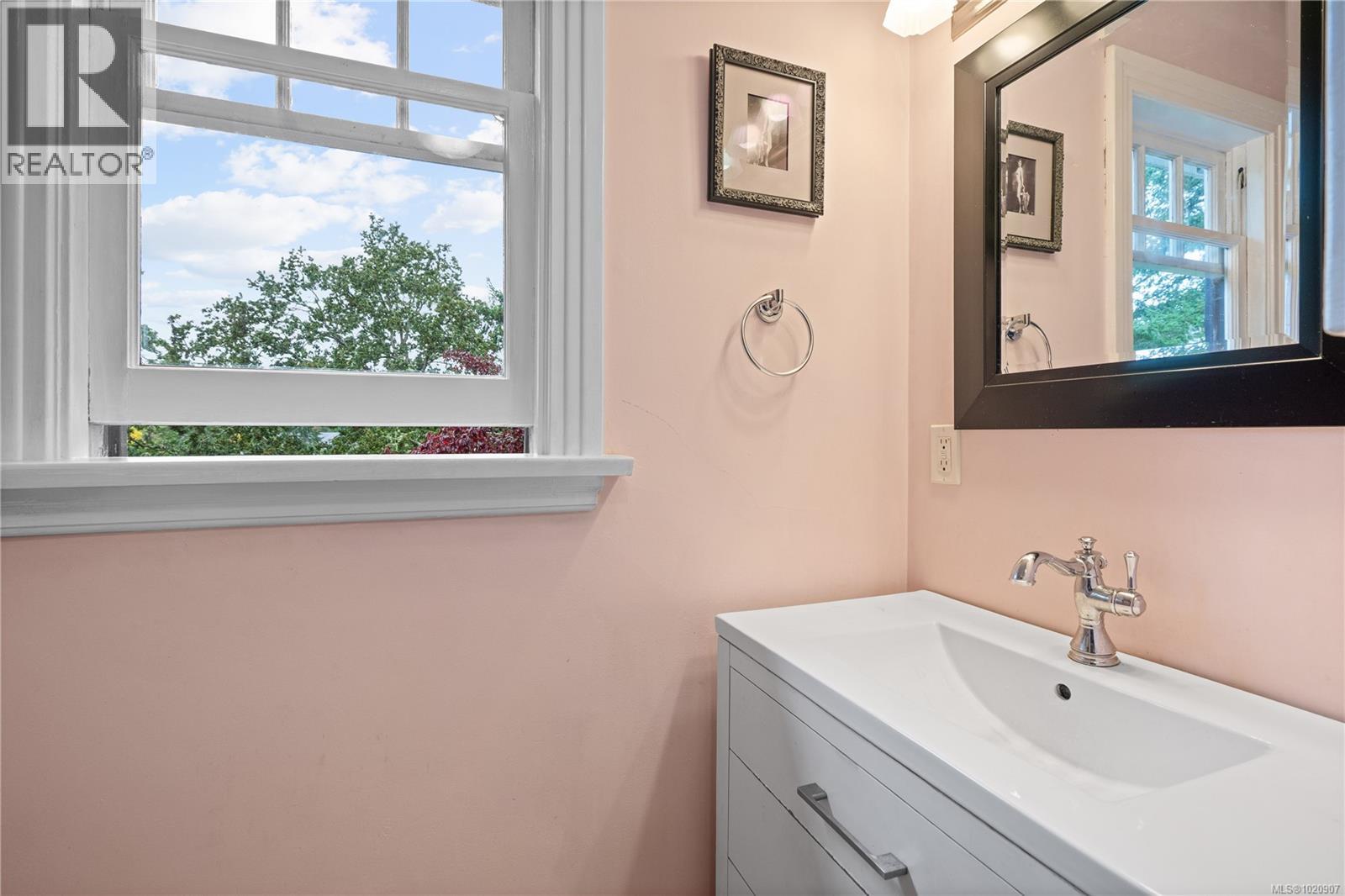  2868 Glenwood Avenue, Saanich