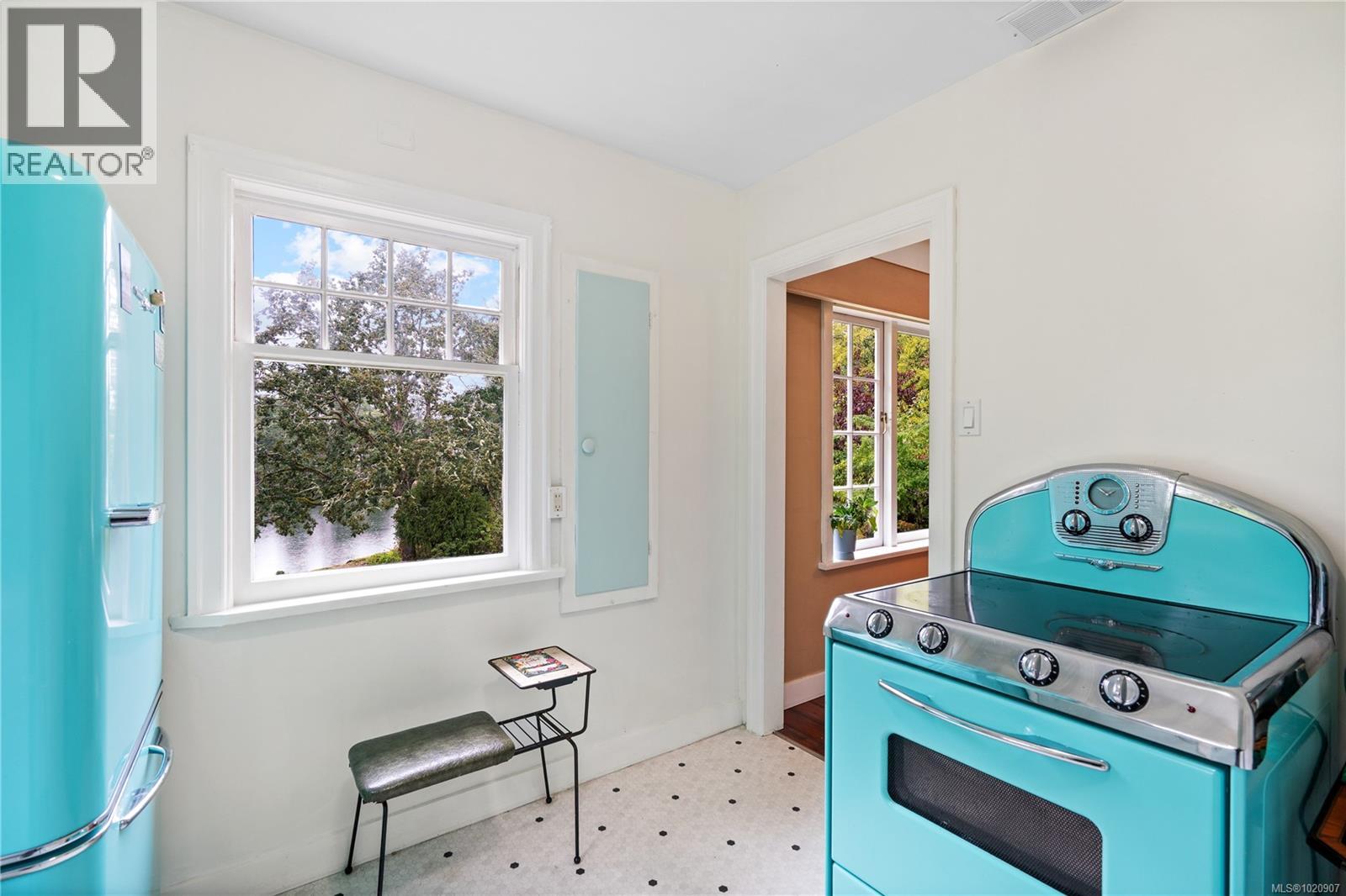  2868 Glenwood Avenue, Saanich