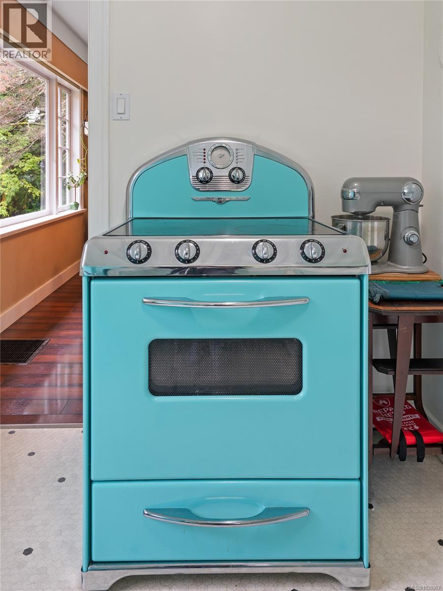  2868 Glenwood Avenue, Saanich