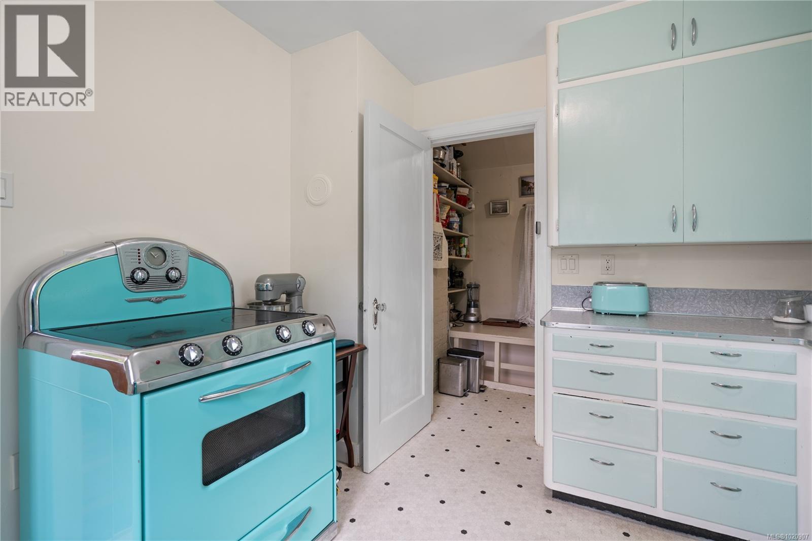  2868 Glenwood Avenue, Saanich