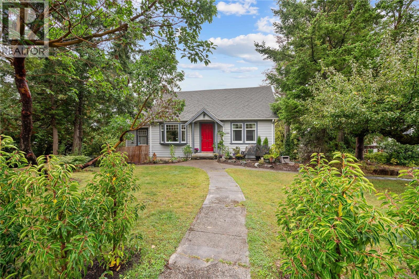  2868 Glenwood Avenue, Saanich