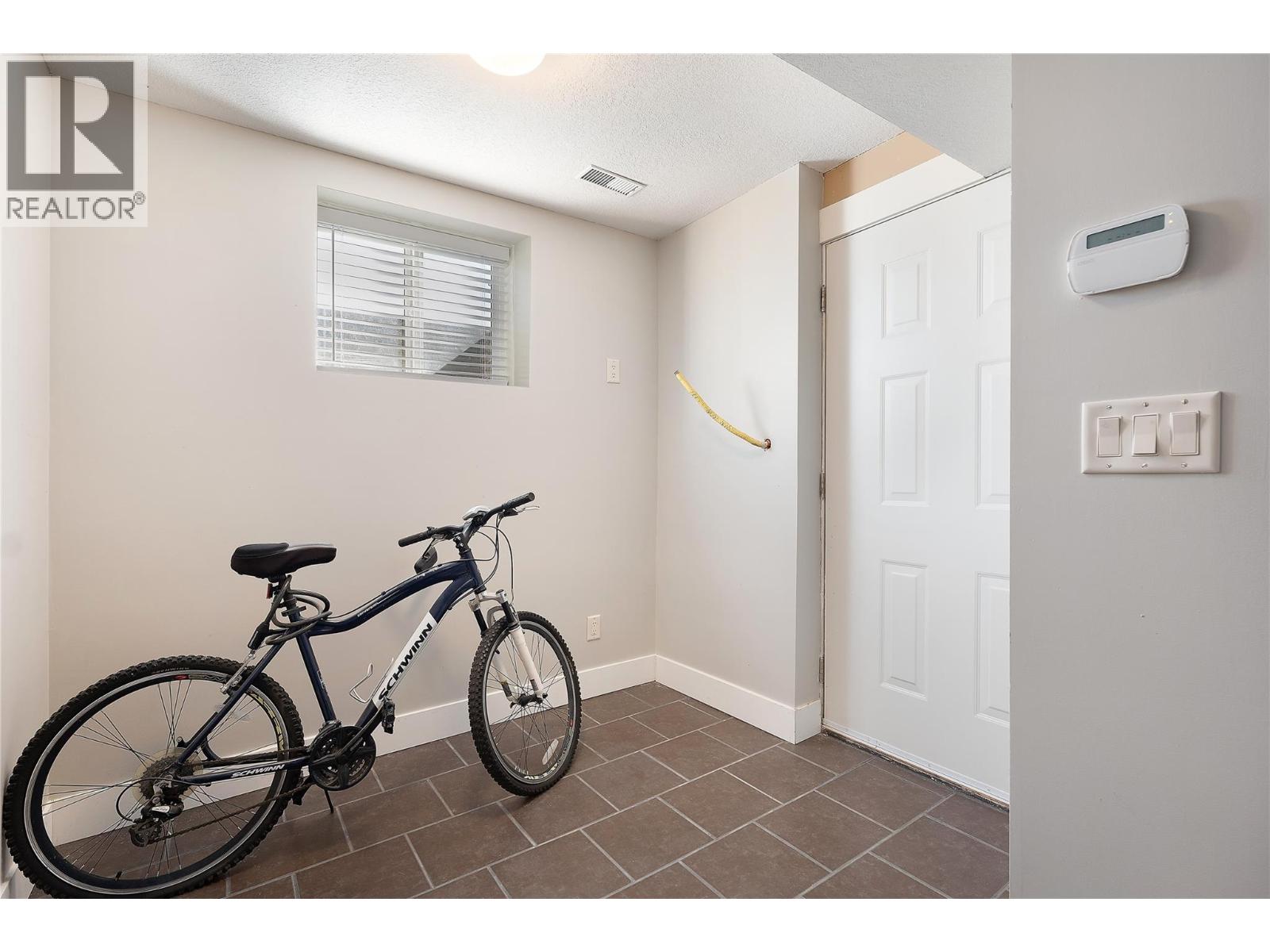 4537 Lansdowne Road, Armstrong