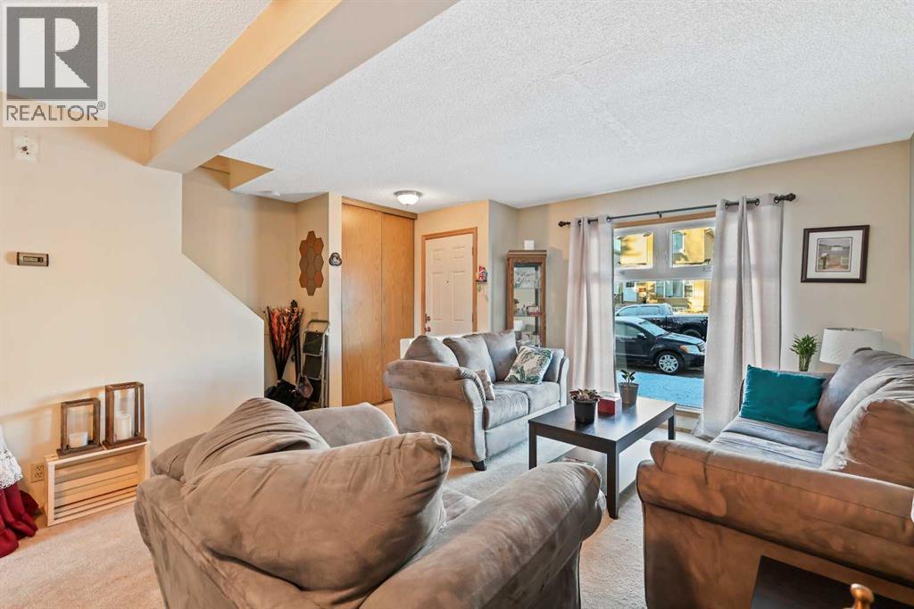 Single Family House for Sale in  Castlegreen Close NE Castleridge Calgary 