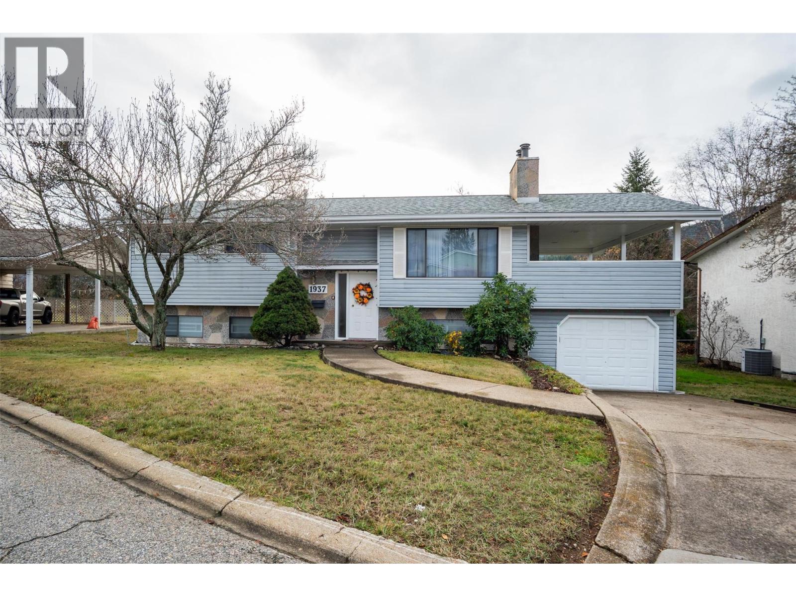 1937 RIVERSIDE Crescent, Castlegar