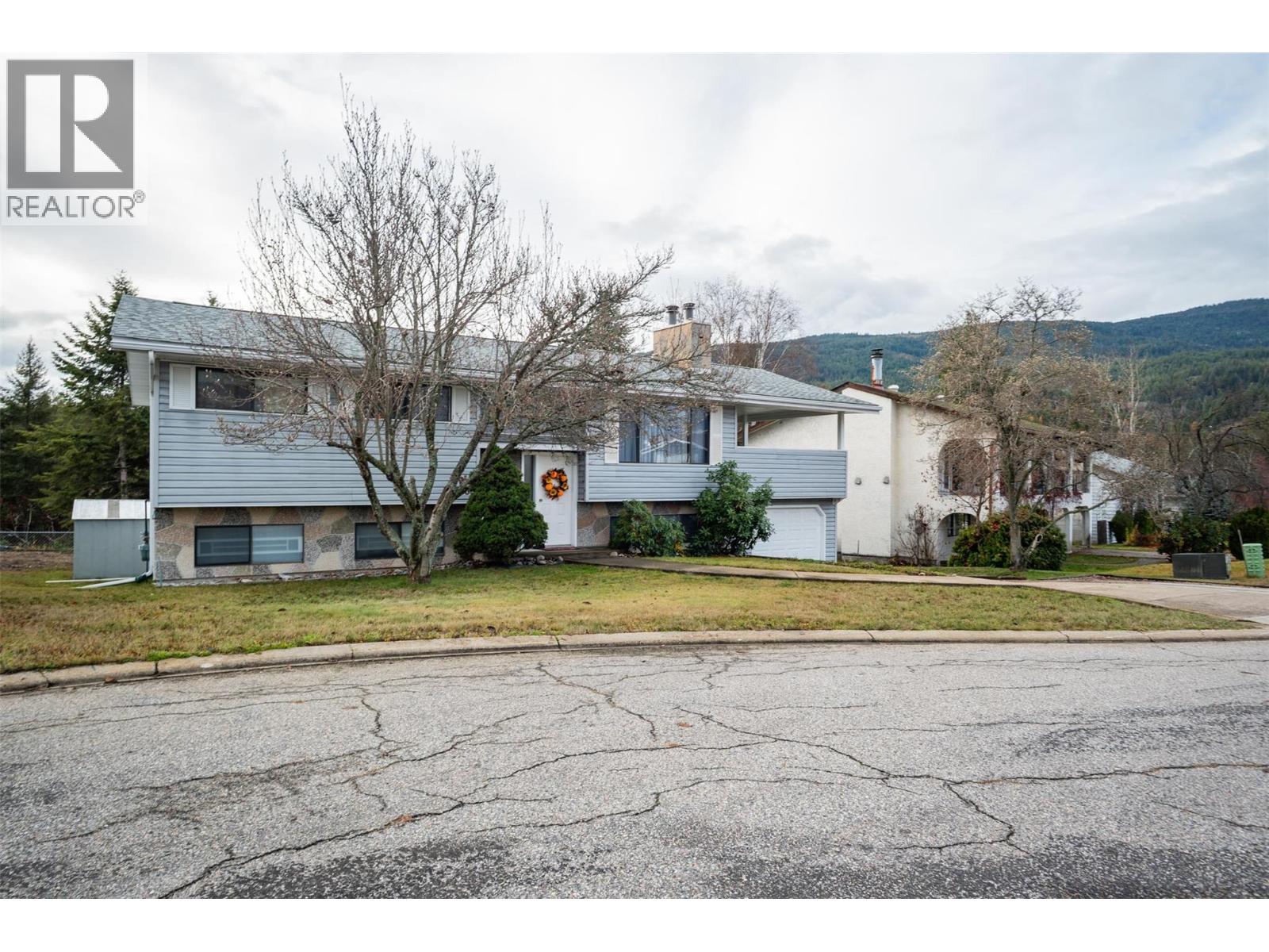 1937 RIVERSIDE Crescent, Castlegar