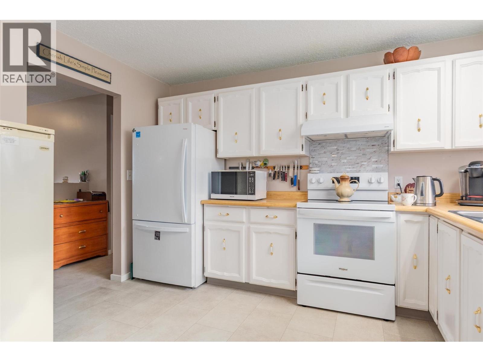 1937 RIVERSIDE Crescent, Castlegar