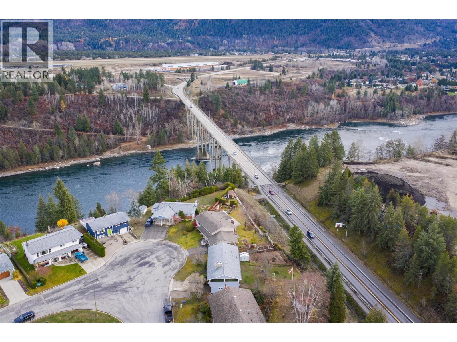 1937 RIVERSIDE Crescent, Castlegar