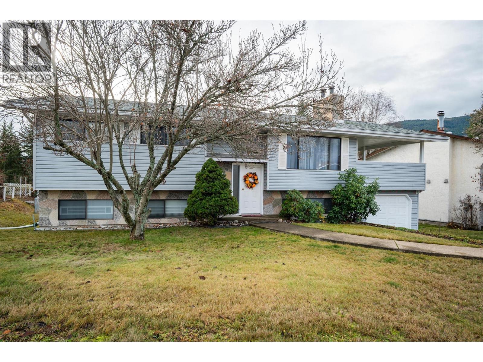 1937 RIVERSIDE Crescent, Castlegar