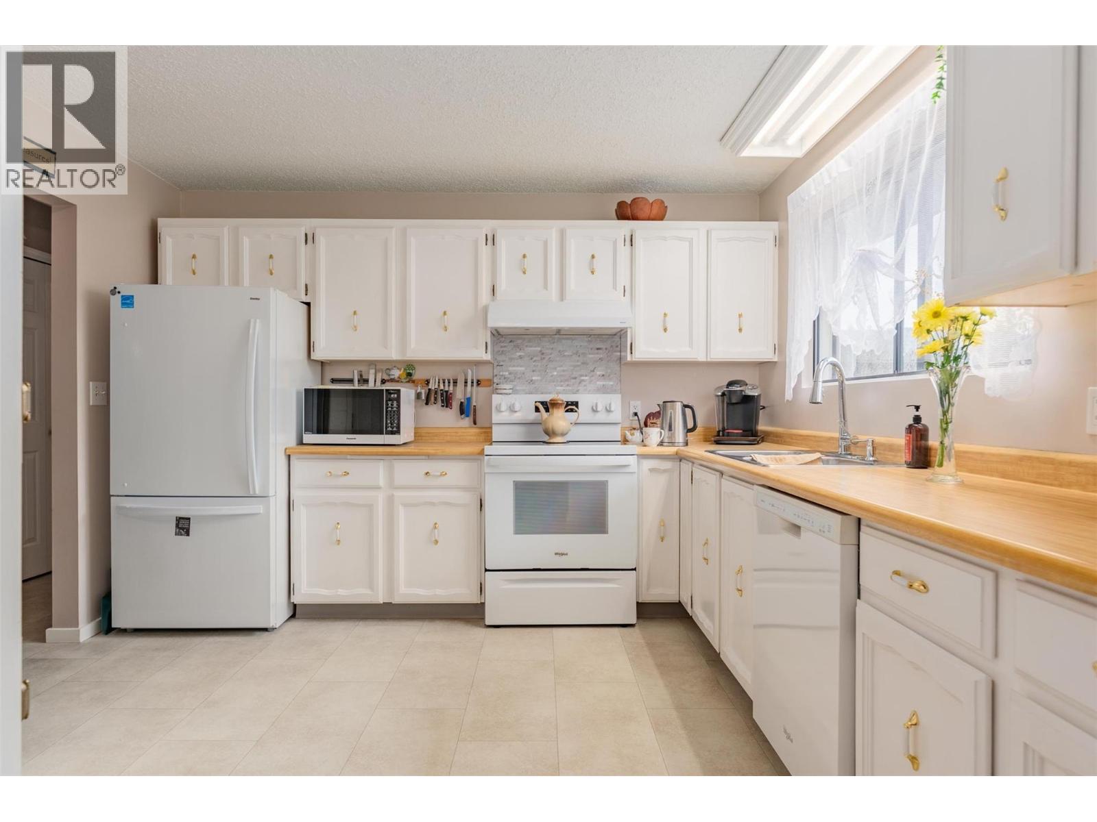 1937 RIVERSIDE Crescent, Castlegar