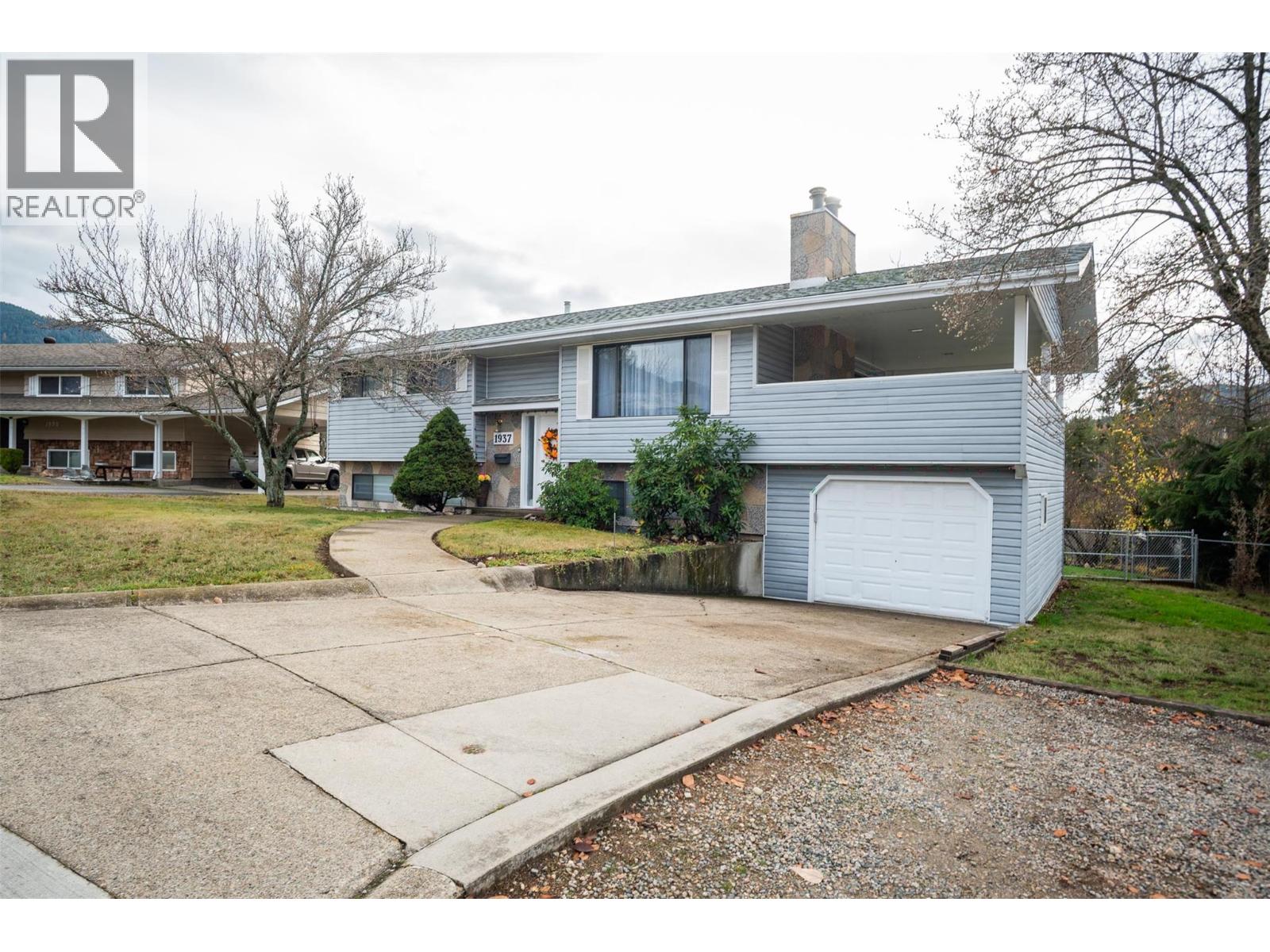 1937 RIVERSIDE Crescent, Castlegar
