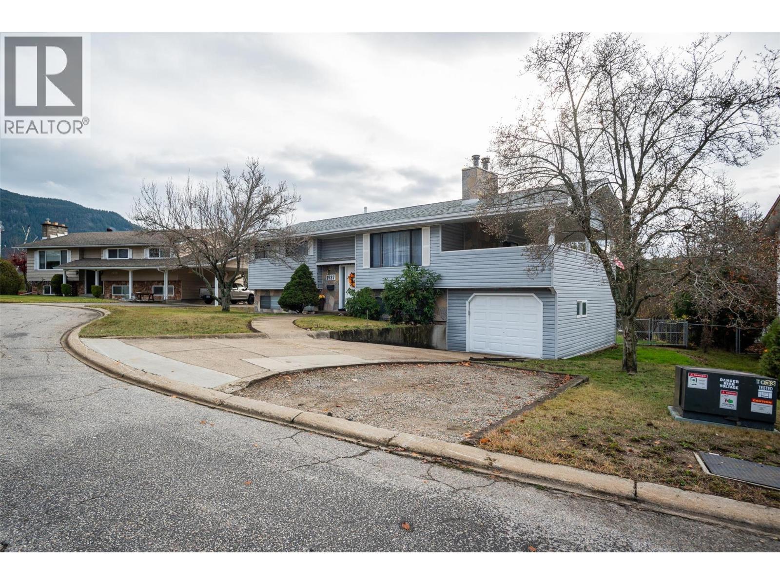 1937 RIVERSIDE Crescent, Castlegar