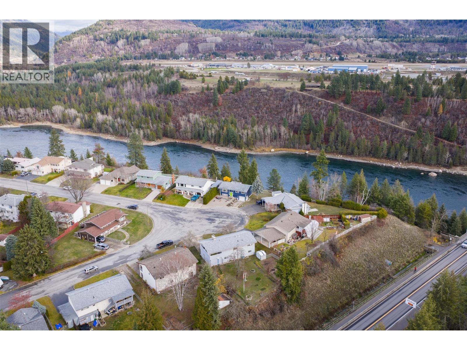 1937 RIVERSIDE Crescent, Castlegar