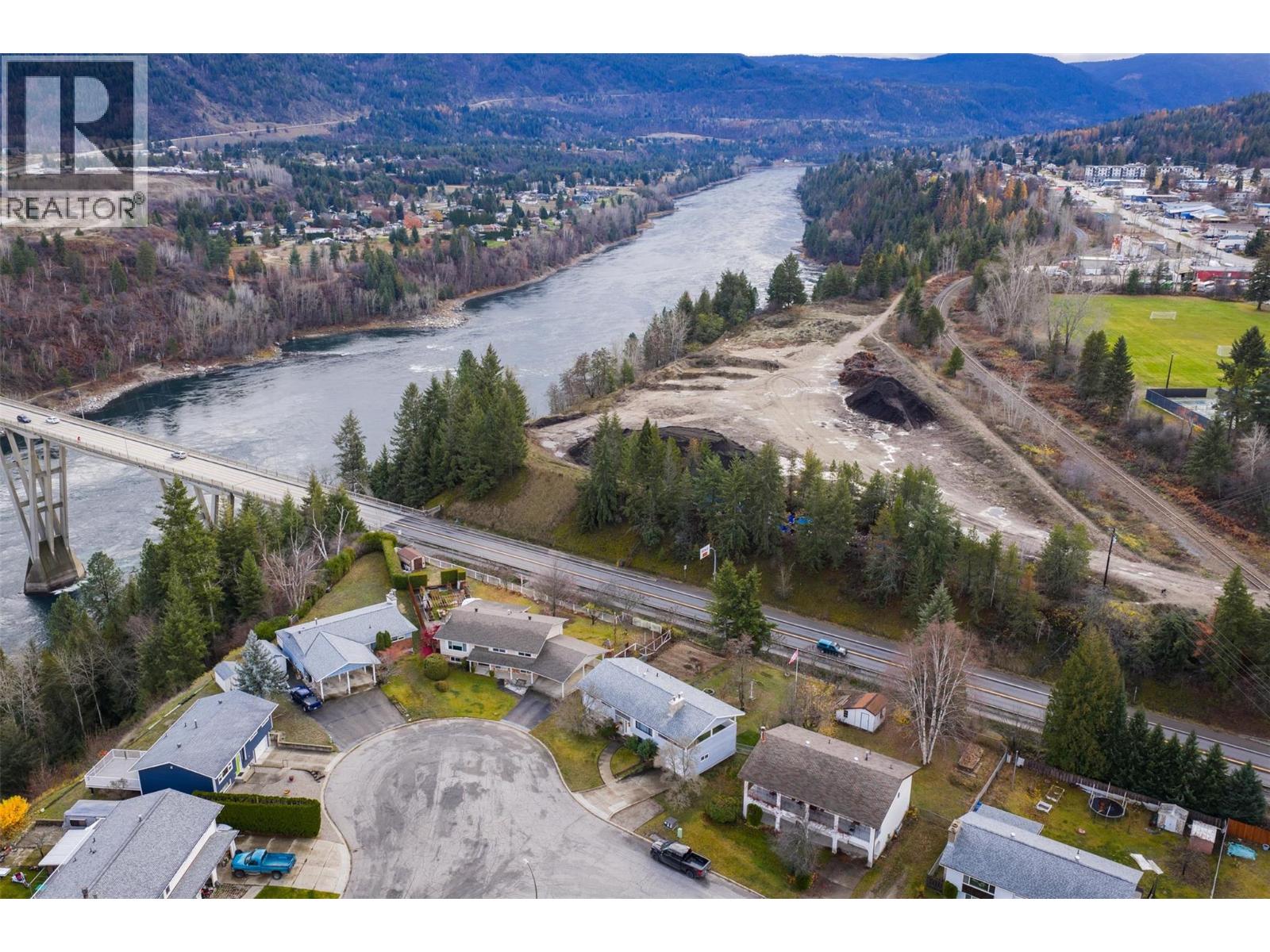 1937 RIVERSIDE Crescent, Castlegar