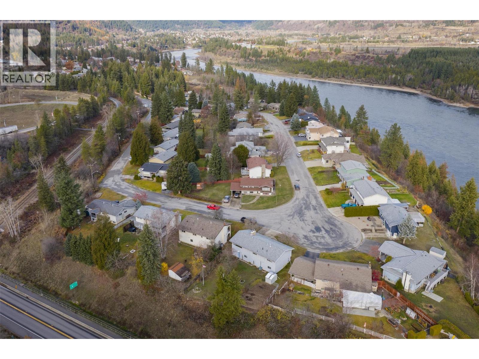 1937 RIVERSIDE Crescent, Castlegar