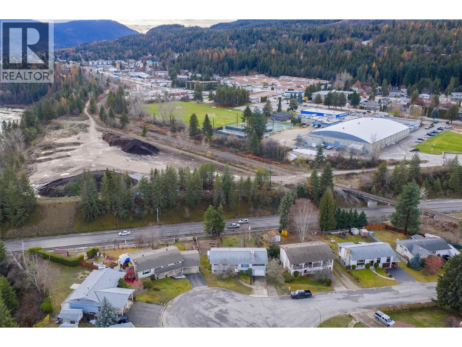 1937 RIVERSIDE Crescent, Castlegar