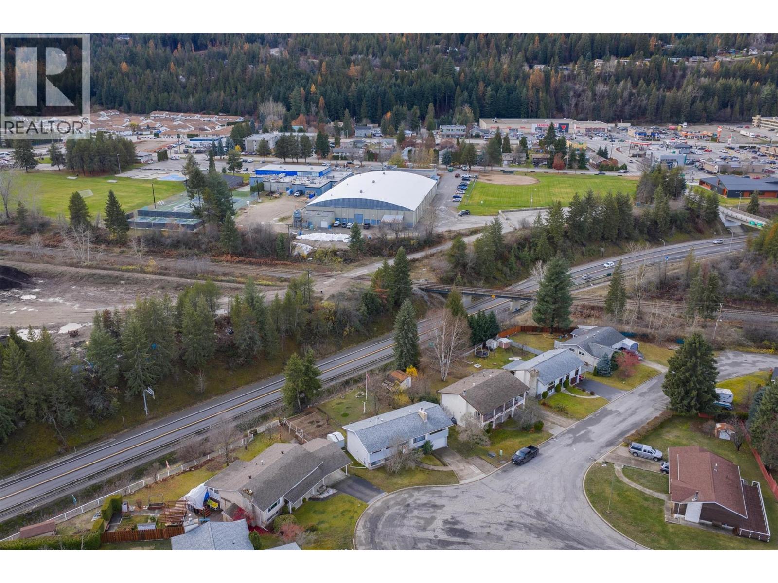 1937 RIVERSIDE Crescent, Castlegar