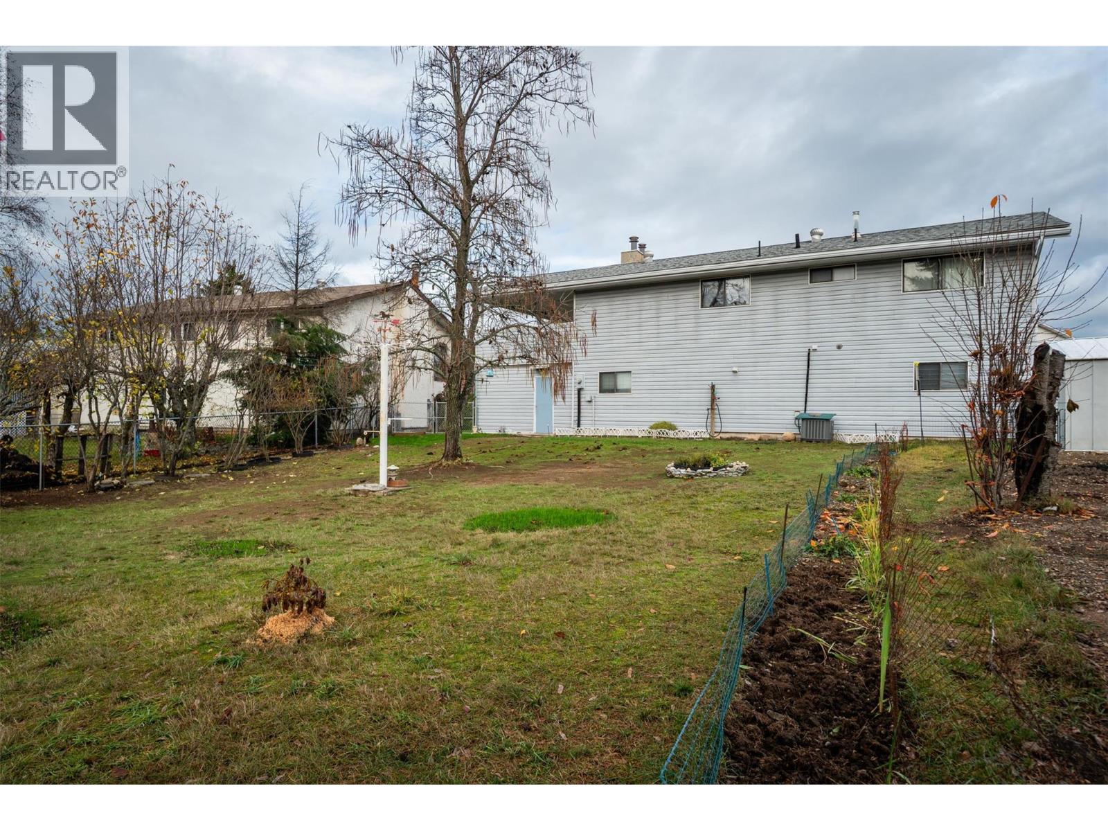 1937 RIVERSIDE Crescent, Castlegar