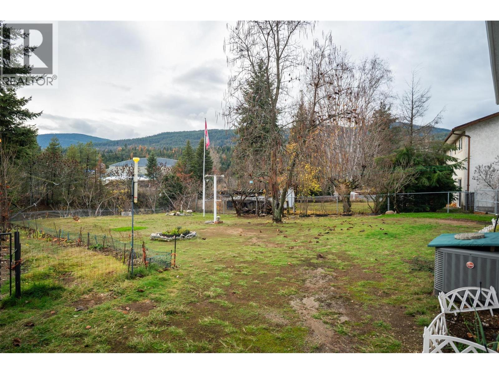 1937 RIVERSIDE Crescent, Castlegar