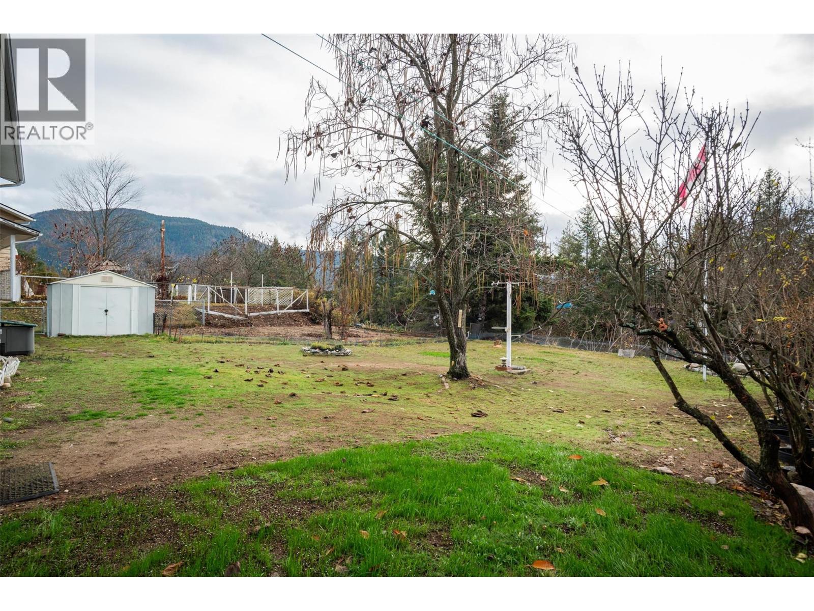 1937 RIVERSIDE Crescent, Castlegar