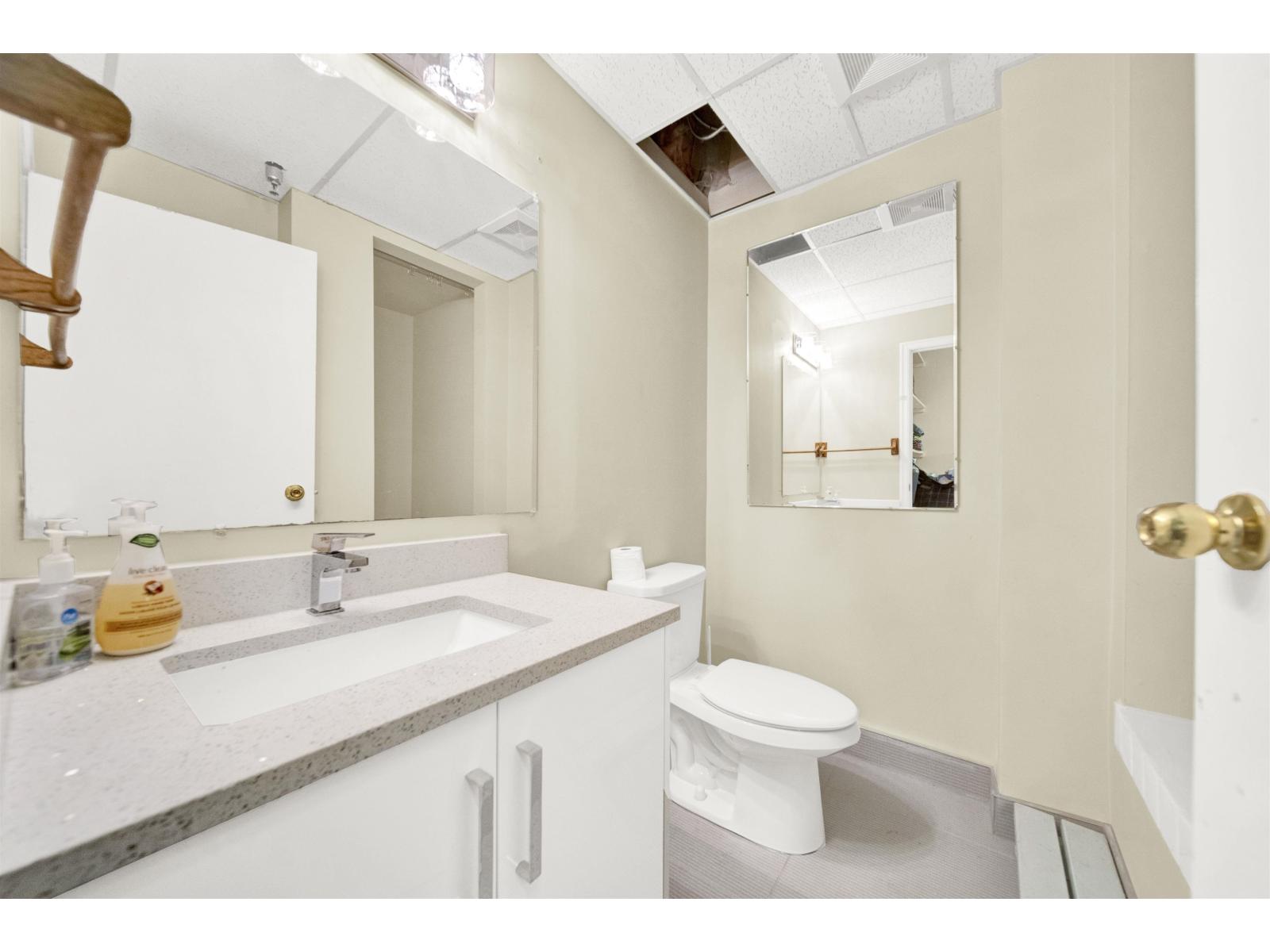 15573-15575 MARINE DRIVE, White Rock