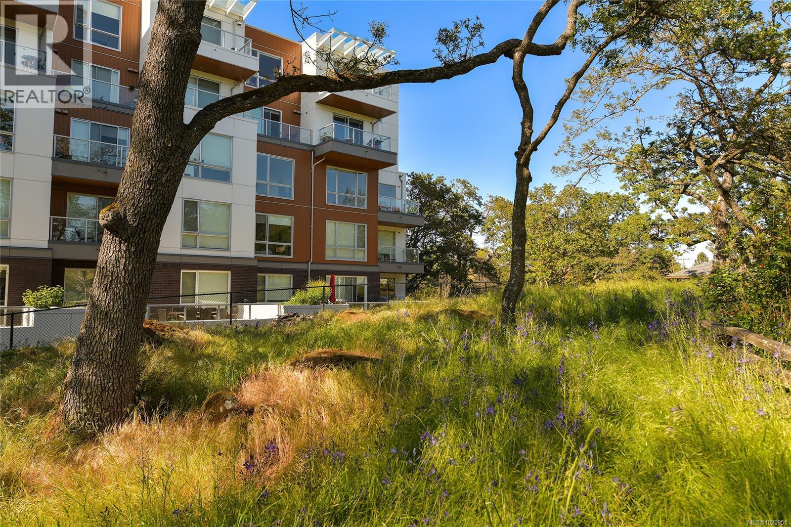 406 1301 Hillside Avenue, Victoria