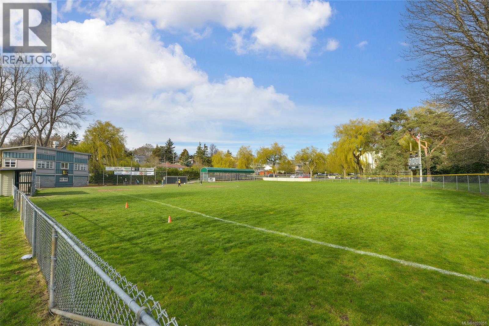 406 1301 Hillside Avenue, Victoria