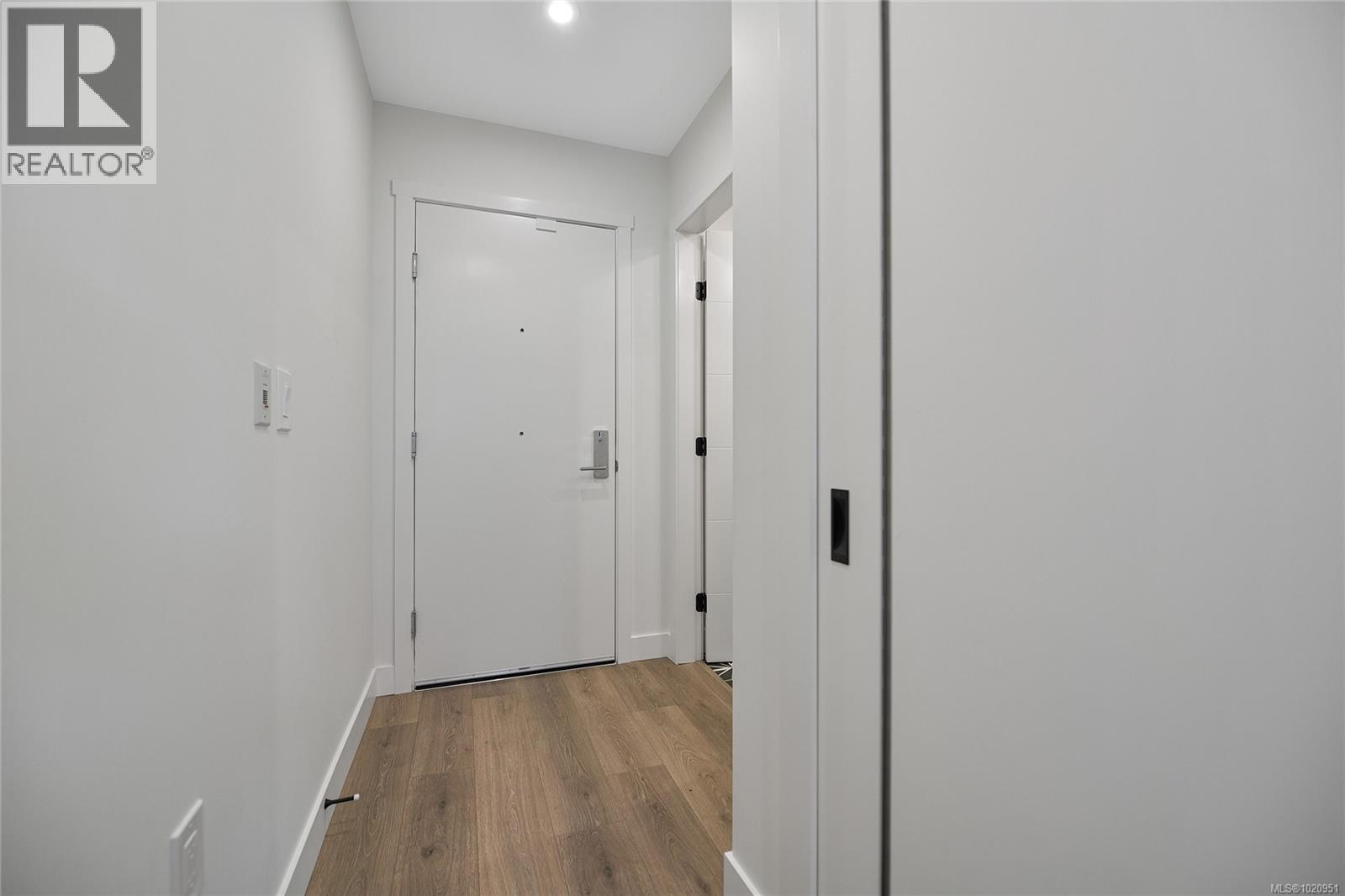 406 1301 Hillside Avenue, Victoria