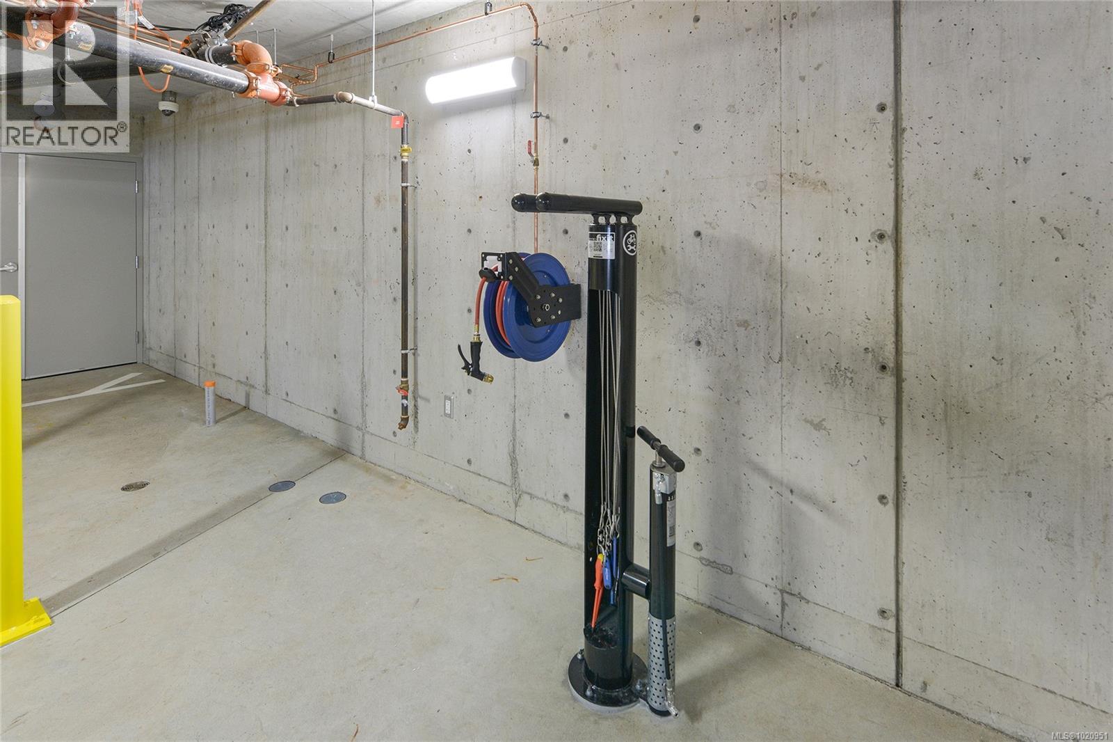 406 1301 Hillside Avenue, Victoria