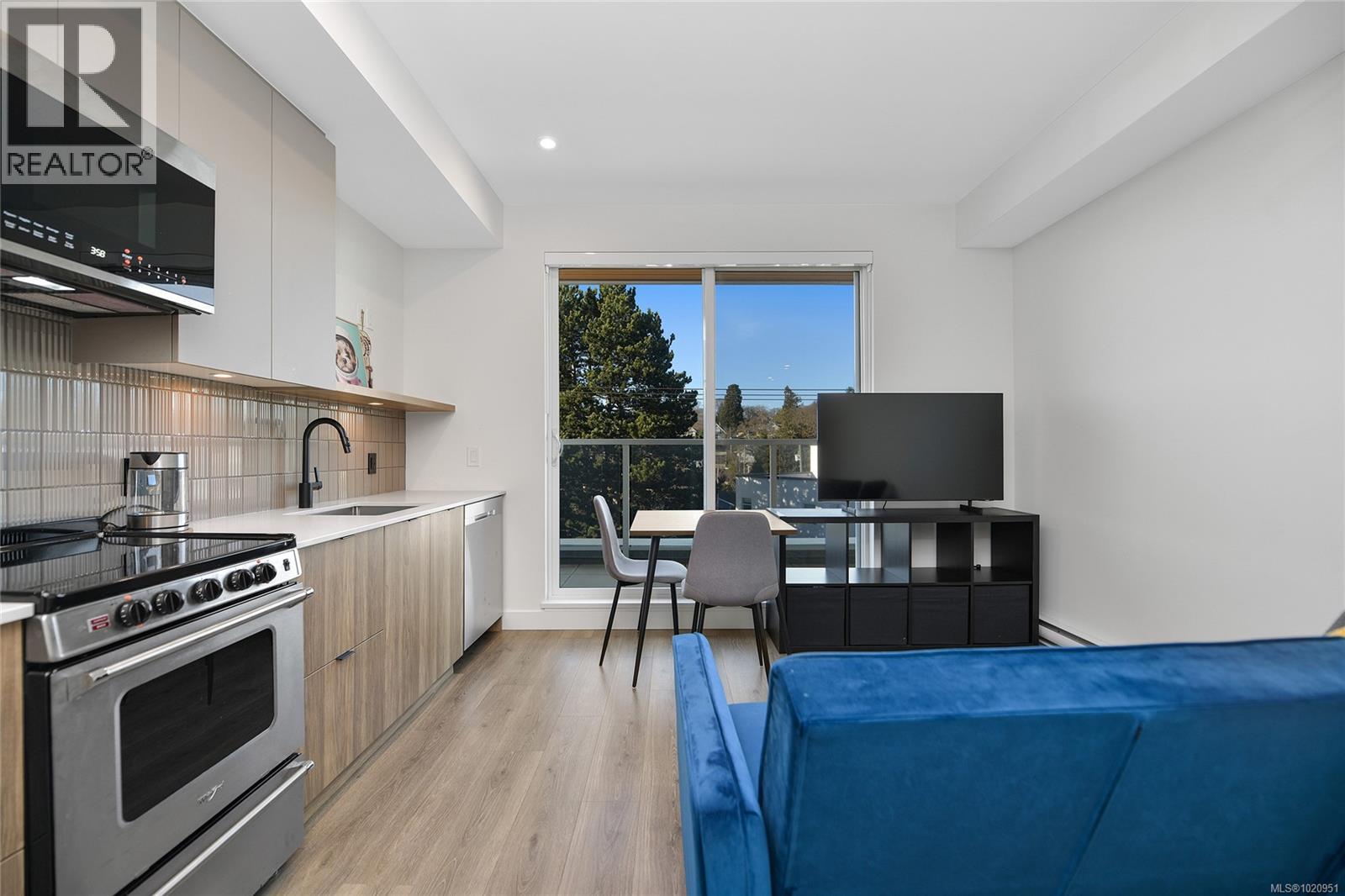 406 1301 Hillside Avenue, Victoria