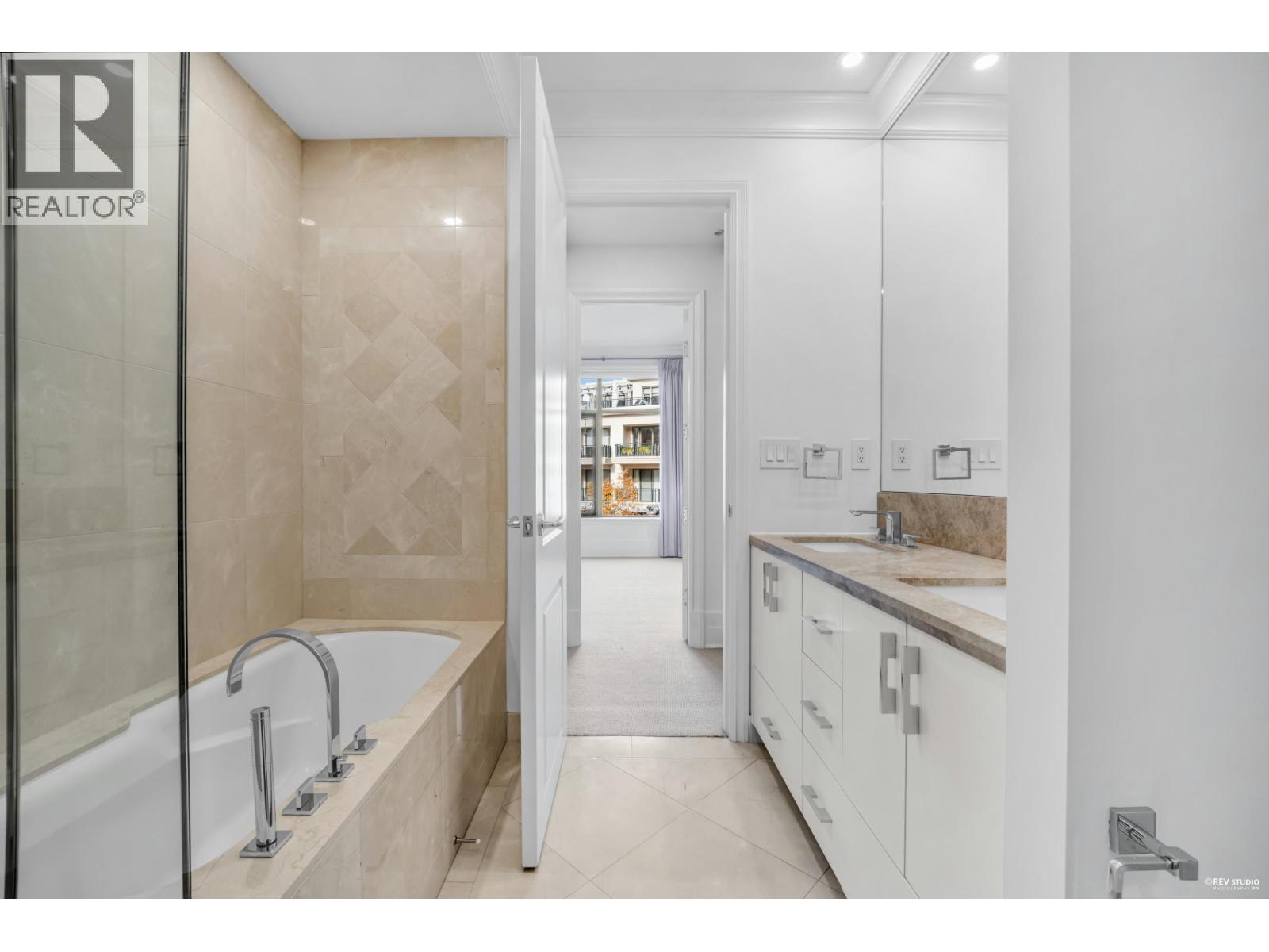 303 568 WATERS EDGE CRESCENT, West Vancouver