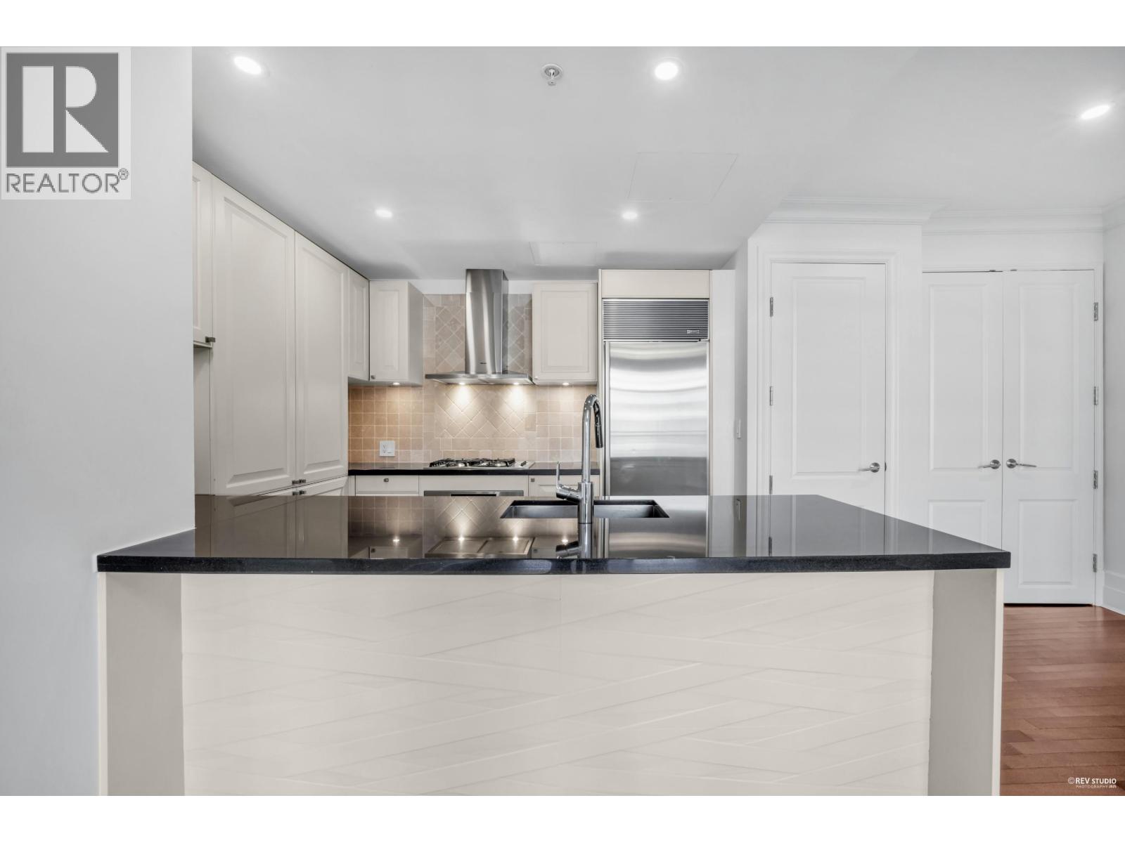 303 568 WATERS EDGE CRESCENT, West Vancouver