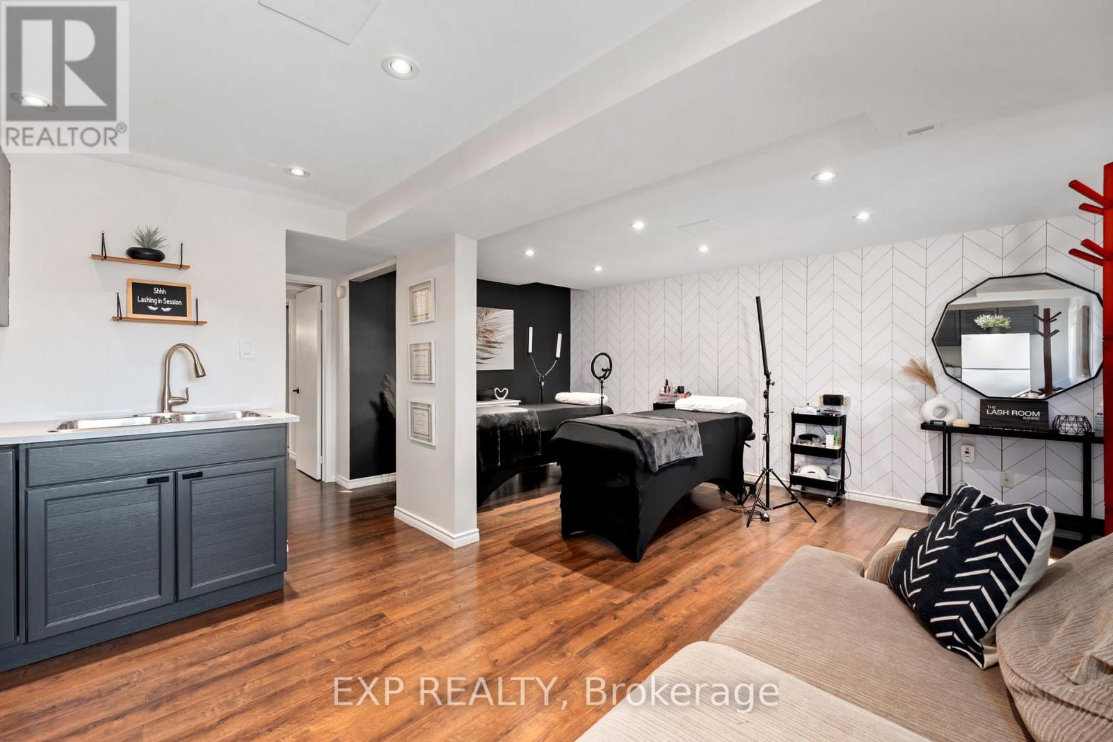 Single Family House Bungalow for Sale in  GEDDES CRESCENT Barrie (Northwest) 