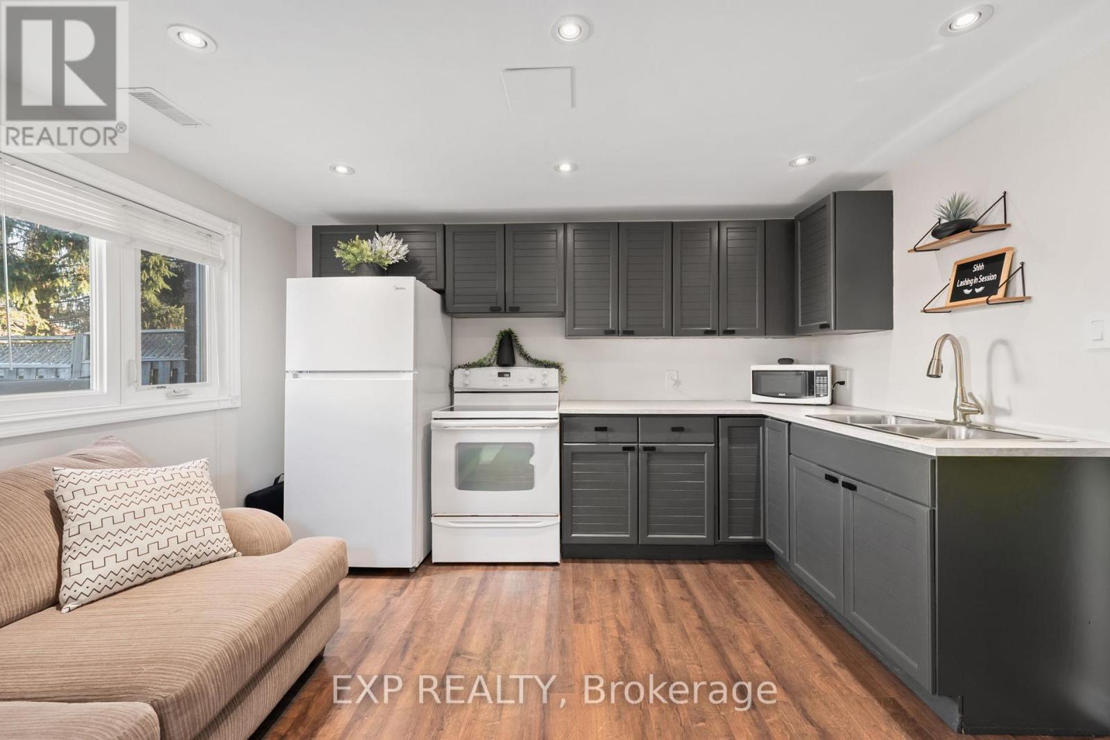 Single Family House Bungalow for Sale in  GEDDES CRESCENT Barrie (Northwest) 