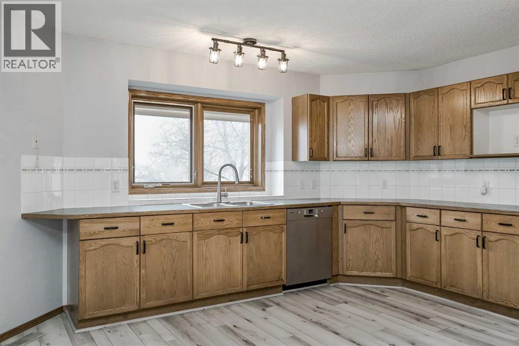 Single Family House for Sale in  Douglas Glen Court SE Douglasdale/Glen Calgary 