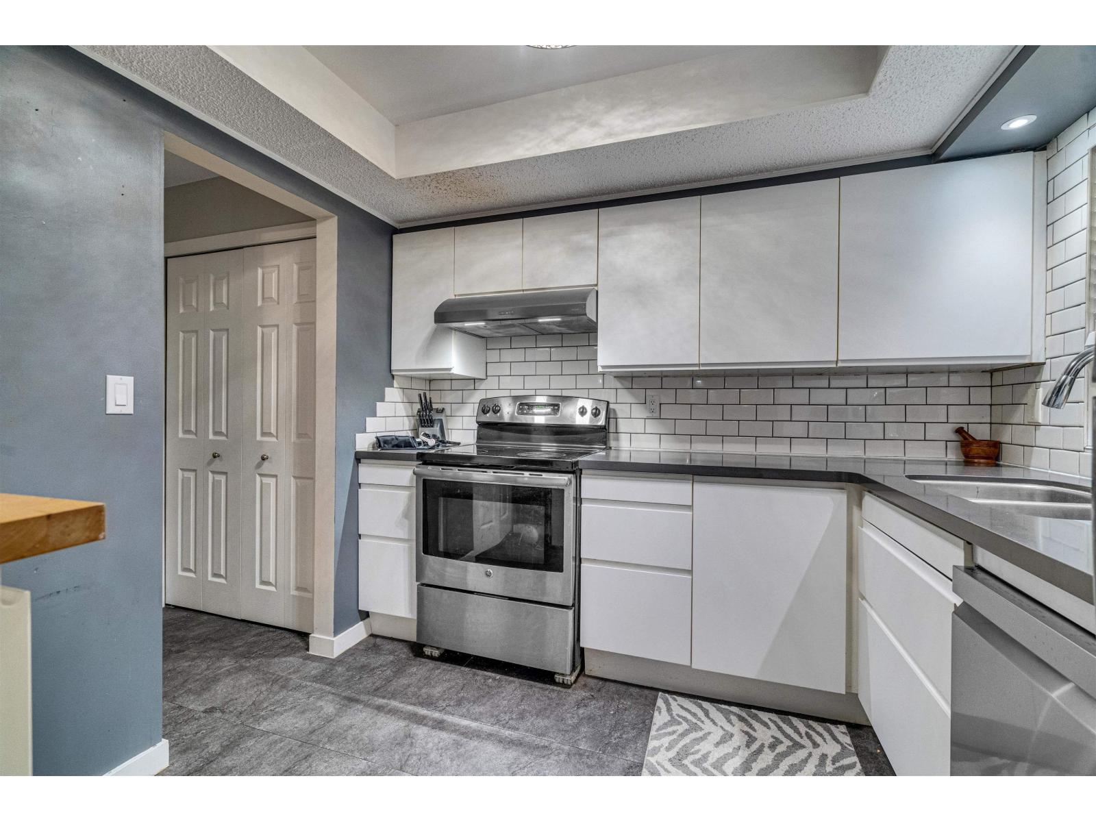 207 1381 MARTIN STREET, White Rock