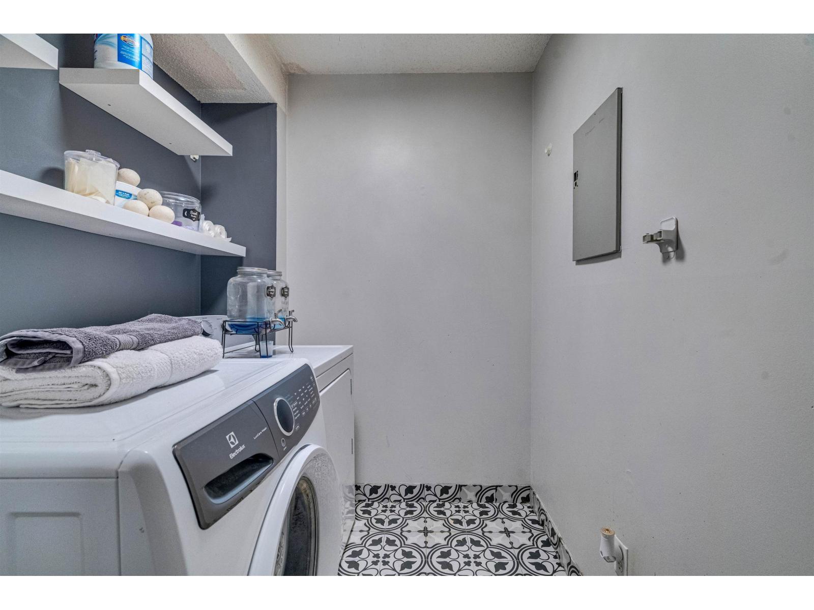 207 1381 MARTIN STREET, White Rock