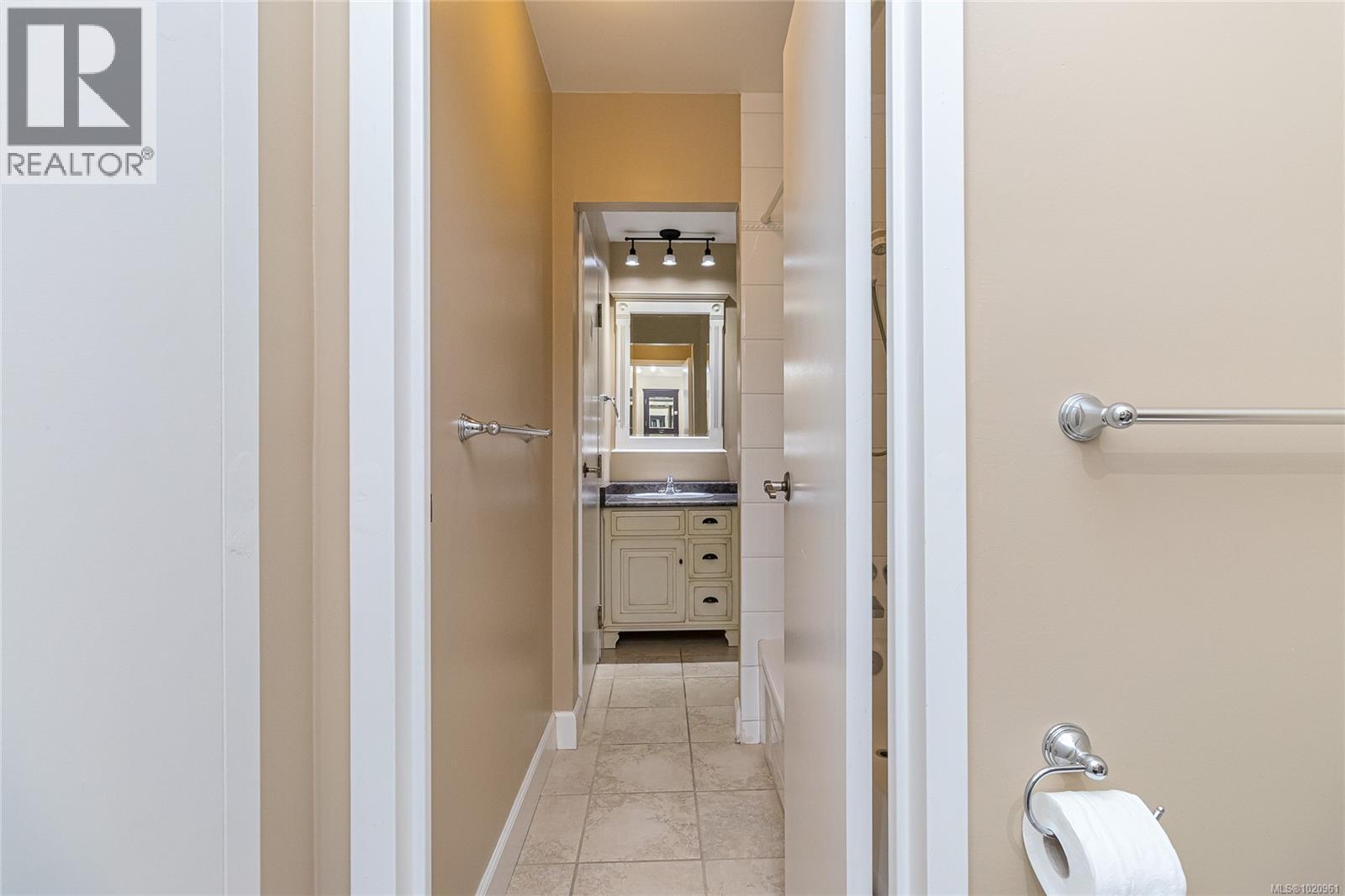 501 1745 Leighton Rd, Victoria