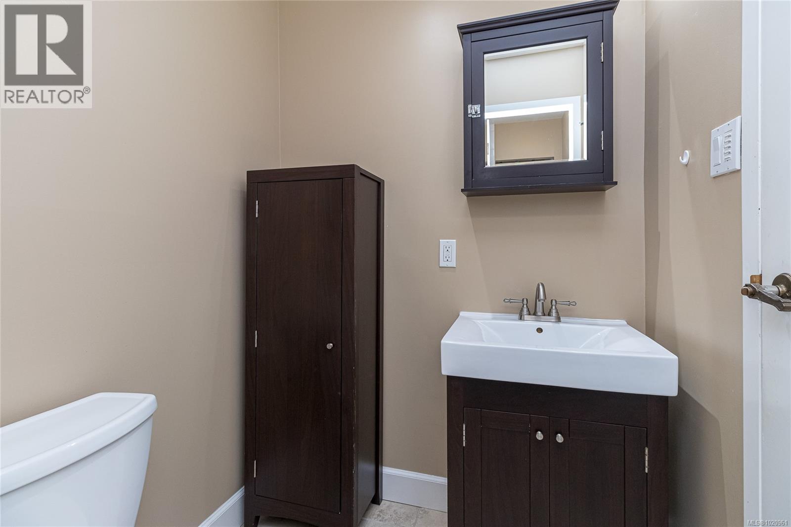 501 1745 Leighton Rd, Victoria