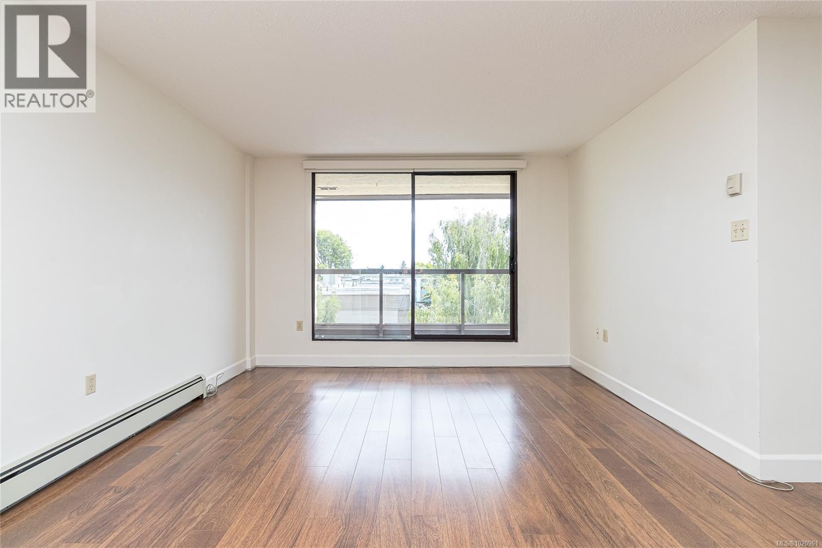 501 1745 Leighton Rd, Victoria