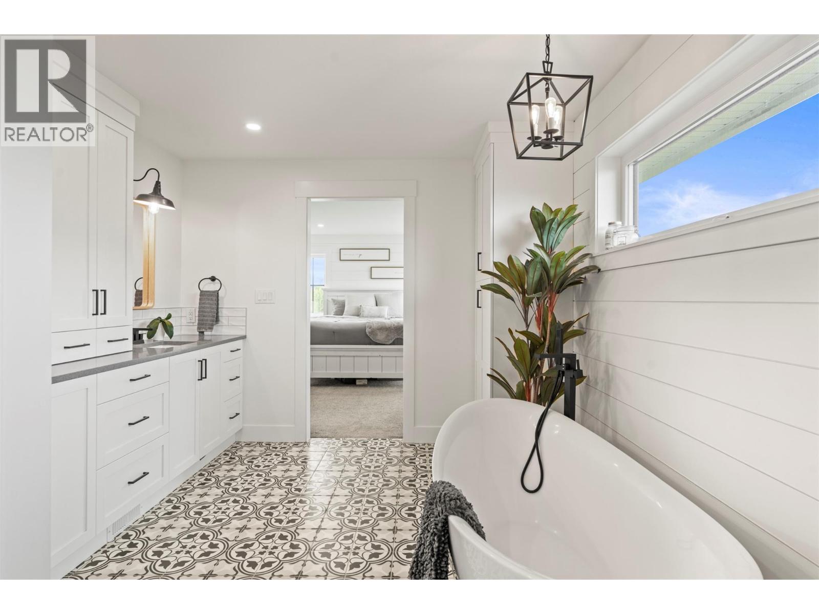  2589 Young Road, Spallumcheen