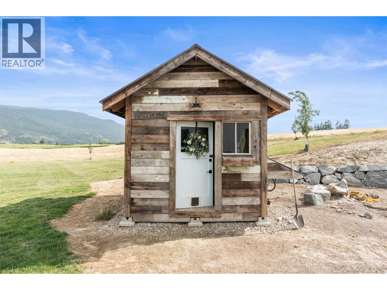  2589 Young Road, Spallumcheen