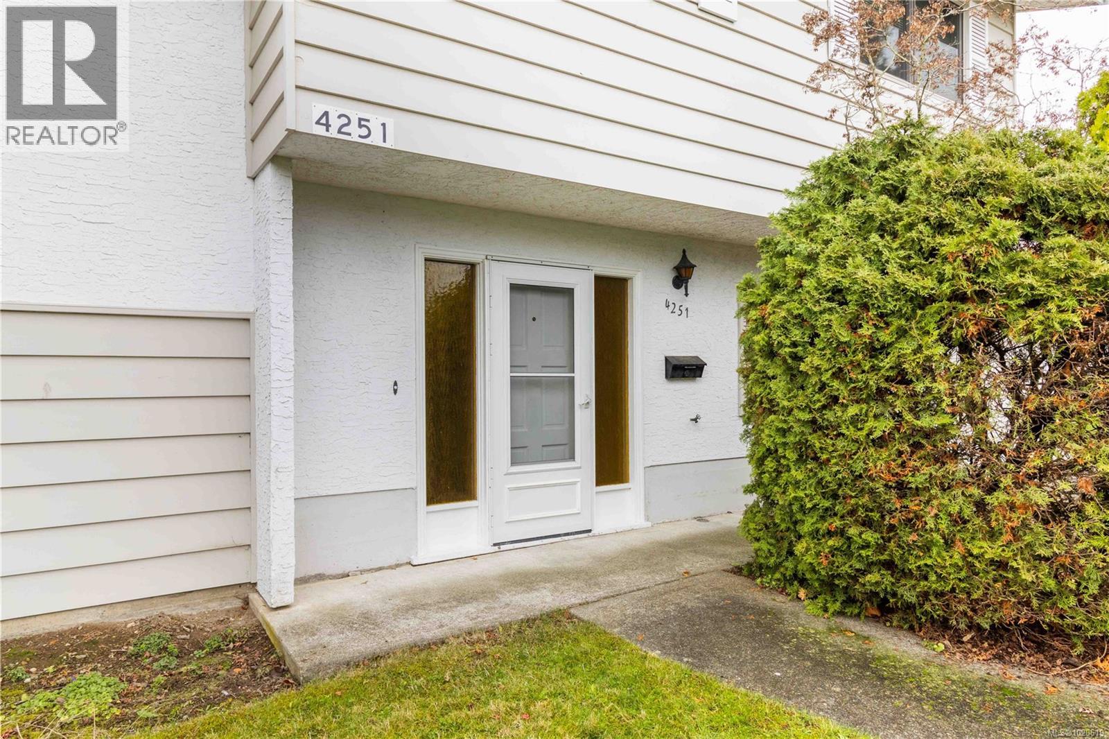 4251 Rossiter Dr, Saanich