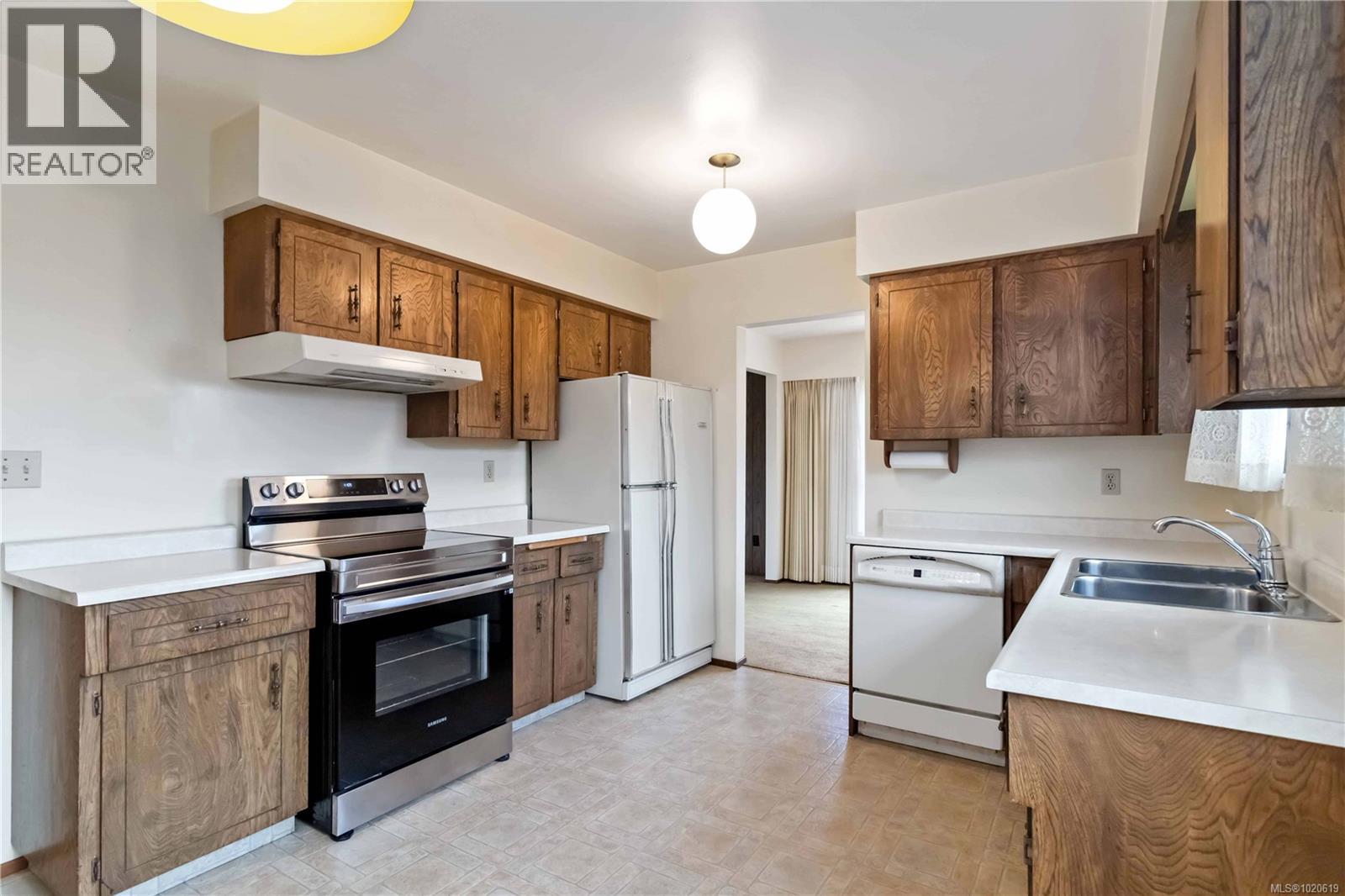 4251 Rossiter Dr, Saanich