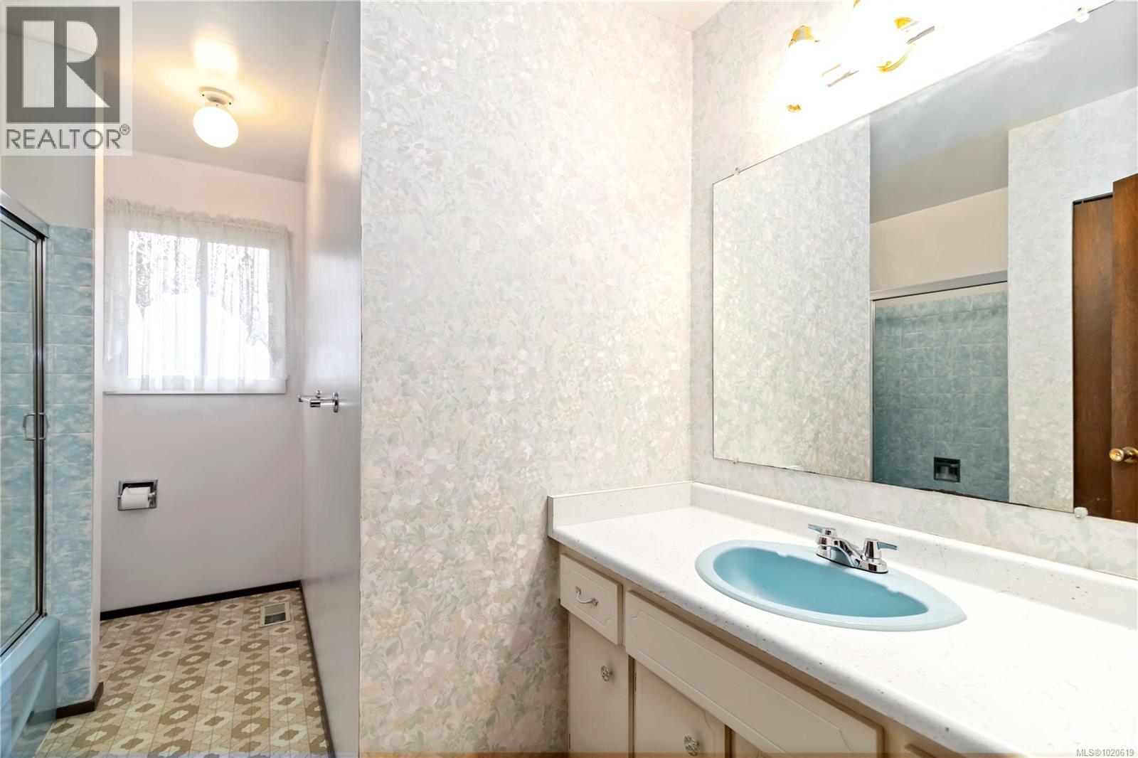 4251 Rossiter Dr, Saanich