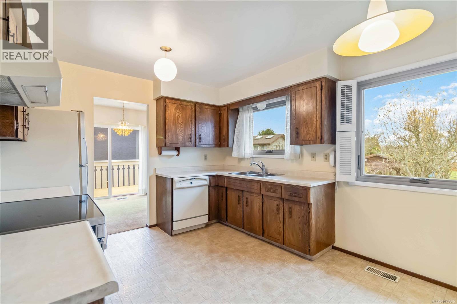 4251 Rossiter Dr, Saanich